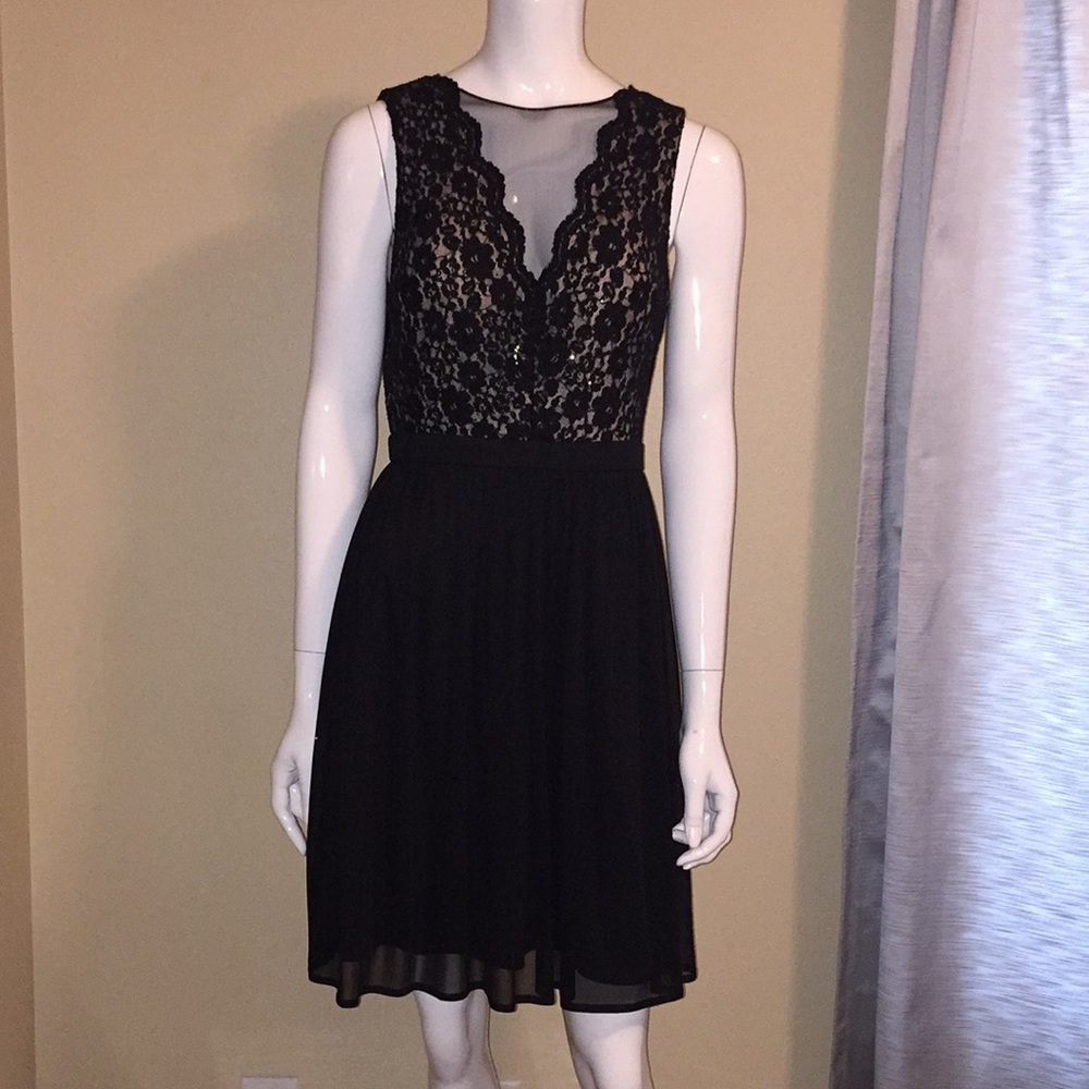 Morgan &Co, stunning laces dress size 8 - Picture 2 of 4